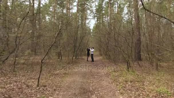 Girl and guy walking in forest — Stock Video