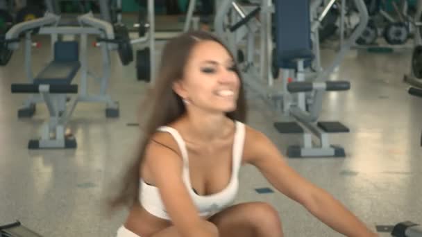 Femme en blanc vêtements de sport dans la salle de gym — Video