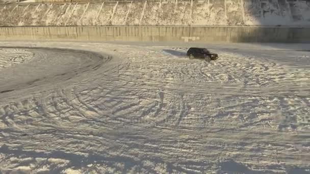 Auto driftet auf verschneiten Straßen — Stockvideo