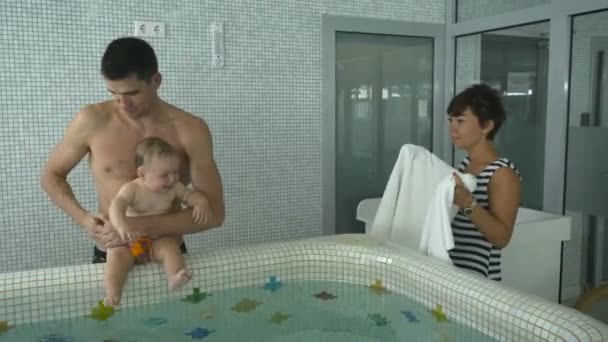 Giovane Famiglia Con Bambino Piscina Bambini — Video Stock