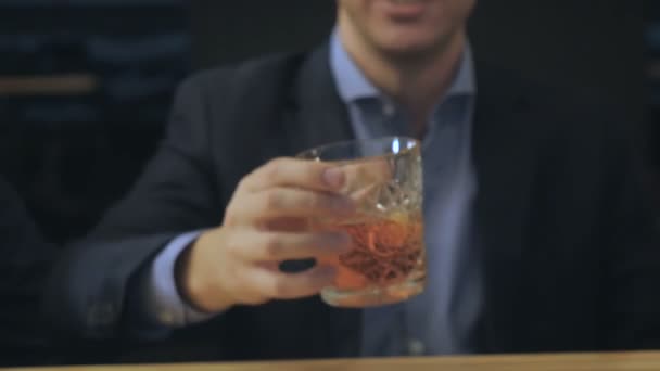 Barman hacer cóctel en el bar — Vídeo de stock
