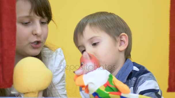 Dziewczyna i chłopak z ręki zabawki — Wideo stockowe