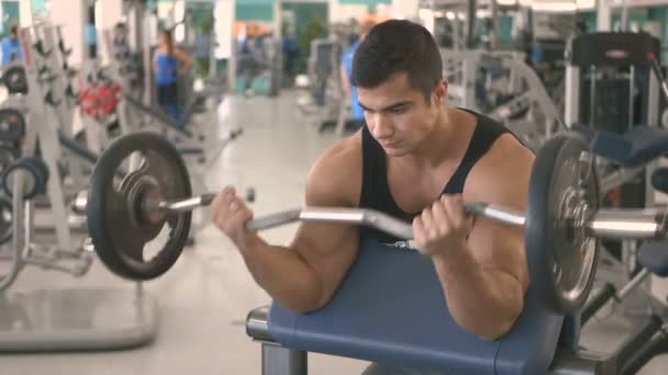 Sporty man training in gym — Stock Video