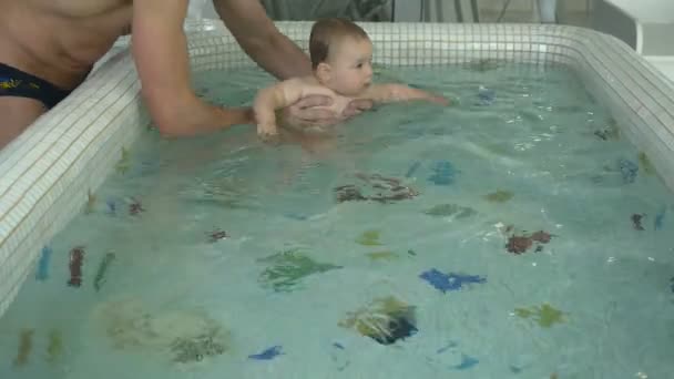 Padre Joven Enseñando Niño Nadar Bajo Agua Piscina Infantil Bebé — Vídeos de Stock