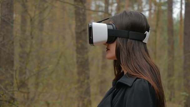 Couverture de fumée fille en réalité virtuelle . — Video