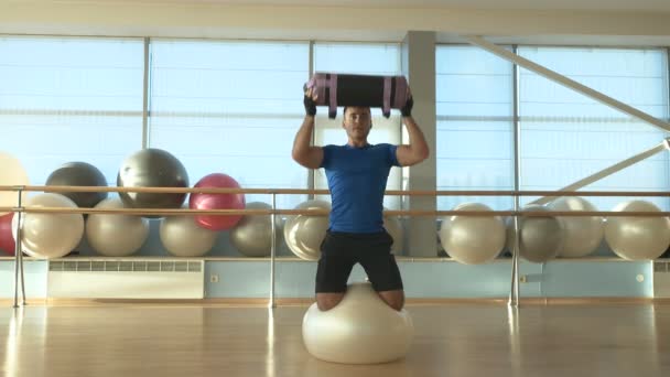 Deportista hombre entrenamiento con gimnasio pelota — Vídeos de Stock