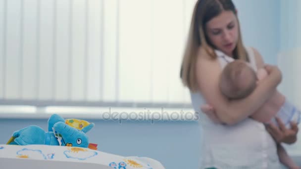 Mamá meciendo pequeño hijo — Vídeo de stock