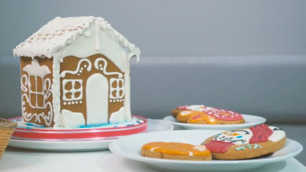 Femme prendre à la main emballé cookie du panier sur la table — Video