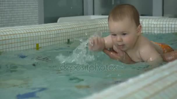Padre enseñanza niño natación en agua — Vídeos de Stock