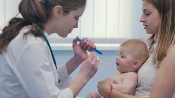 Mãe Segura Bebê Nas Mãos Doutor Vem Para Criança Brilhar — Vídeo de Stock