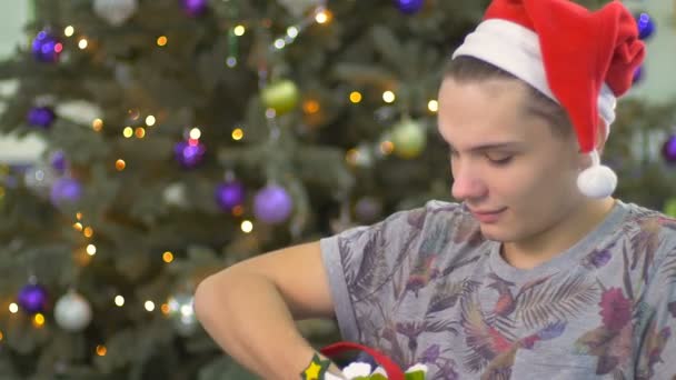 Joven con sombrero de Santa Claus — Vídeos de Stock