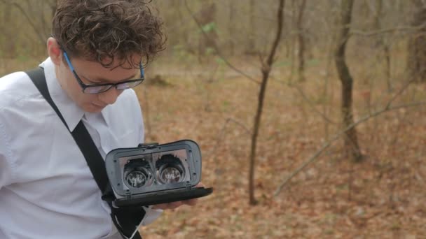 Chlapík Sedí Padlý Strom Lese Relaxaci Otevře Virtuální Realita Brýle — Stock video
