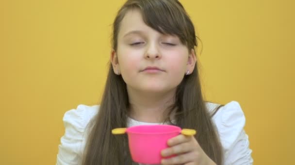 Девушка показать пластиковый горшок — стоковое видео