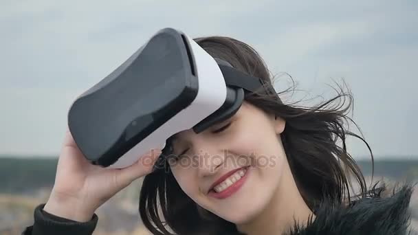 Ragazza guardando attraverso vr occhiali — Video Stock