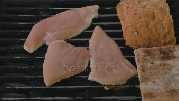 Fleisch und Brot kochen — Stockvideo
