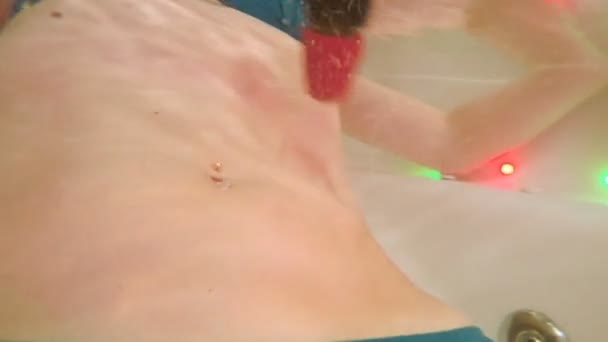 Skytte Vattnet Närbild Kvinnan Bikini Vit Hydrobath Läkaren Håller Särskild — Stockvideo