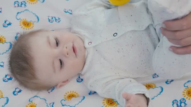 Close Bebé Está Deitado Fralda Rapaz Bonito Está Movendo Mãos — Vídeo de Stock