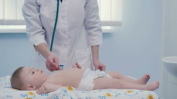 Läkaren lyssnar kroppen av pojke — Stockvideo