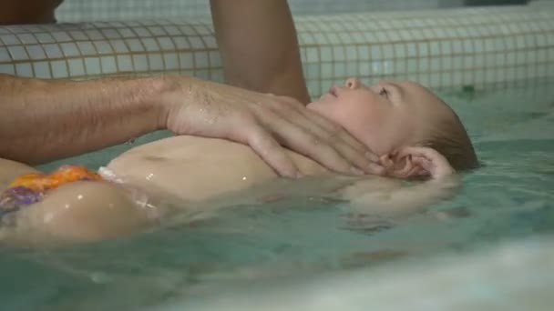 Vater bringt Jungen Schwimmen bei — Stockvideo