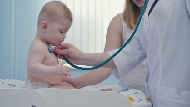 Médico escucha el cuerpo del niño — Vídeos de Stock