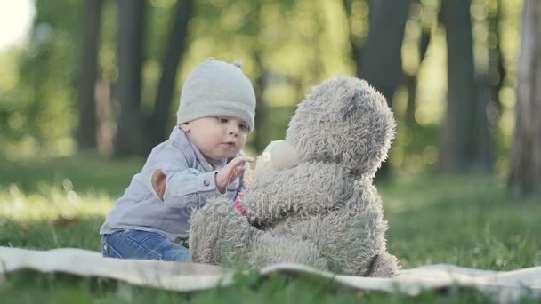 Ragazzo affascinante guarda giocattolo — Video Stock