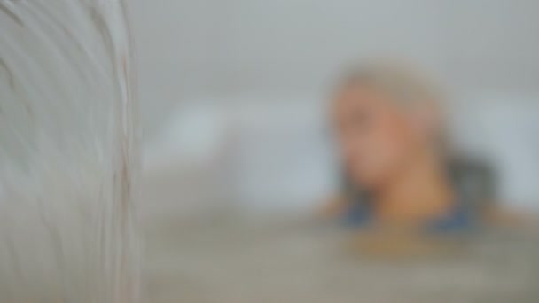 Rozmazané Žena Bikinách Sprchový Cap Bílé Vaně Relaxační — Stock video