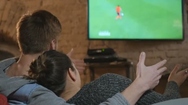 Young couple watching TV — Stock Video