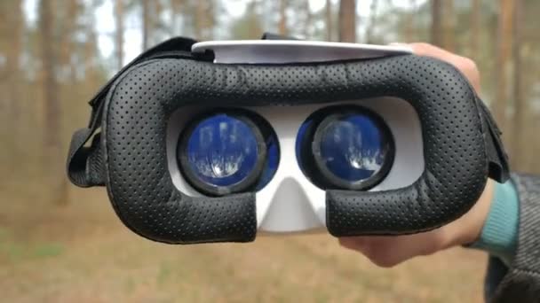 Närbild Kameran Fokuserar Kvinnliga Hand Hon Håller Virtual Reality Glasögon — Stockvideo