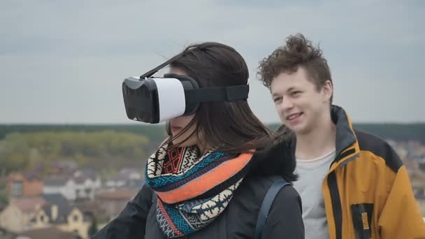 Brunette en réalité virtuelle lunettes — Video