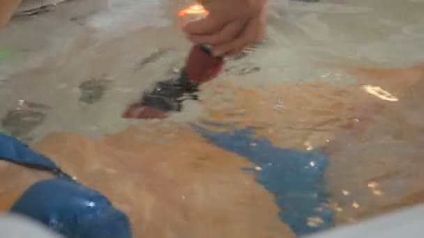 Bella donna bikini doccia cap posa nella vasca nel salone — video ... La vasca nella vasca