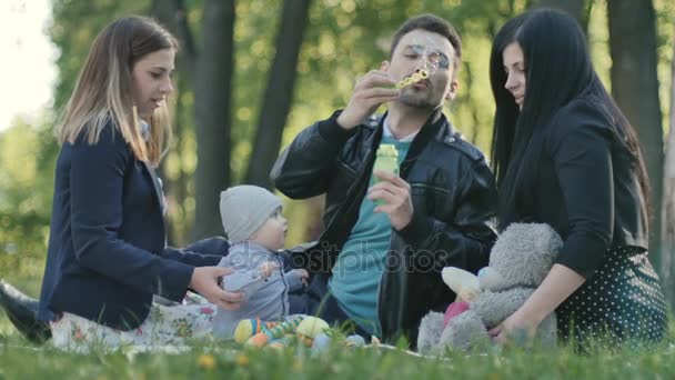 Família sueca relaxante na natureza — Vídeo de Stock