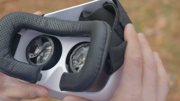 Close Câmera Concentra Nas Mãos Com Óculos Realidade Virtual Câmera — Vídeo de Stock