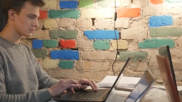 Genç Adam Office Masada Oturan Dizüstü Bilgisayarda Çalışan Kadın — Stok video