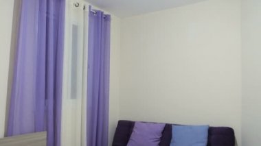Yatak odası mor ve mavi renklerde şık modern tasarım