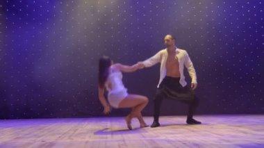 İnsanlar dans ve Sahne Alanı'ndaki tiyatroda şarkı