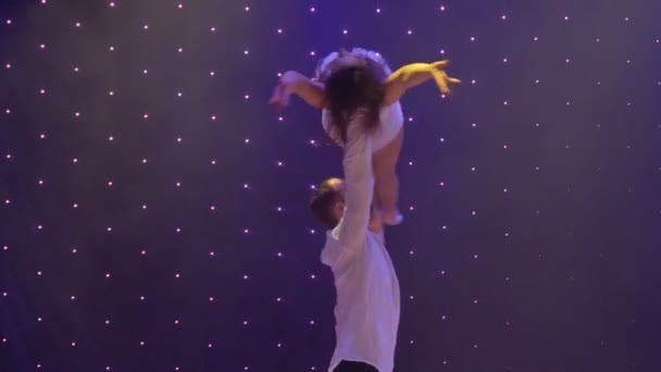 Belles acrobates flexibles effectue tour sur scène dans le théâtre — Video