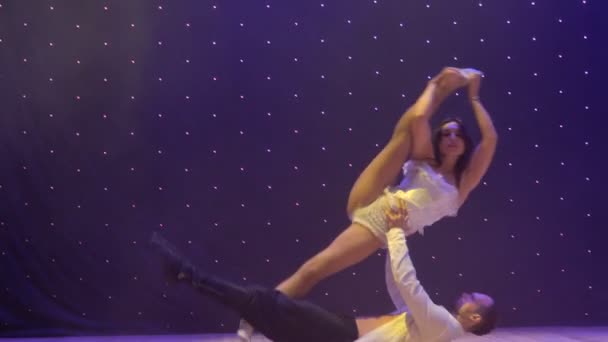 Bella performance con storia d'amore e acrobati sul palco in teatro — Video Stock
