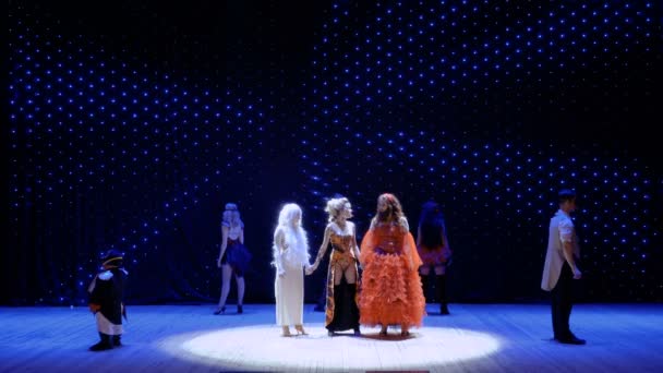 Τρία διαφορετικά κορίτσια τραγουδούν το τραγούδι μαζί στη σκηνή στο θέατρο — Αρχείο Βίντεο