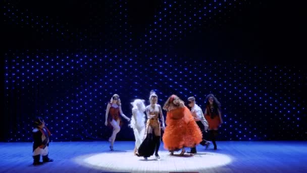 La gente vestida con trajes escénicos baila en el escenario en el teatro — Vídeo de stock