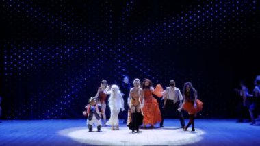 Çılgın ve sıradışı heroes modern tiyatro ile modern performans