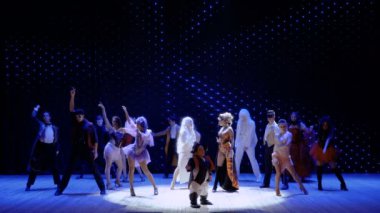 Şarkıları ve dansları tiyatro ile modern performans