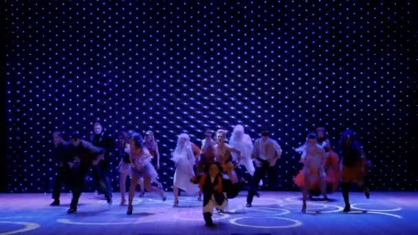 Művészek a festői jelmezek és a greasepaint táncolni a színpadon, a színház — Stock videók