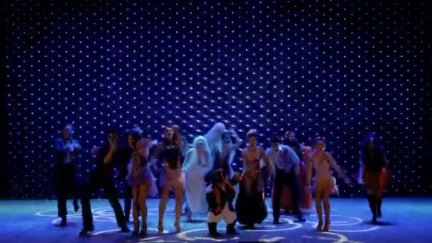 Pessoas extraordinárias em trajes cênicos estão dançando no palco no teatro — Vídeo de Stock