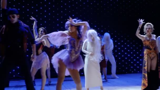 美丽的火女孩在剧院舞台上唱歌在冰冻的英雄之间 — 图库视频影像