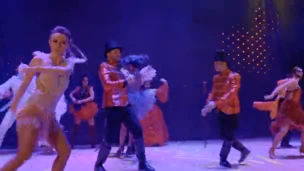 Artisten tanzen auf der Bühne im Theater — Stockvideo