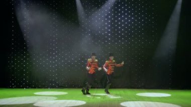 Sanatsal beyler tiyatroda Sahne Alanı'nda dans ediyor
