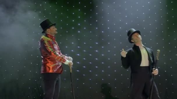 Twee knappe heren dansen op het podium — Stockvideo