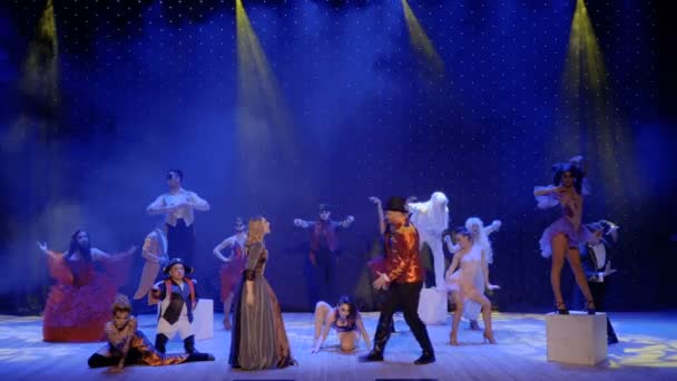 Fiatal pár szerelmes dal énekel a színpadon Színház — Stock videók
