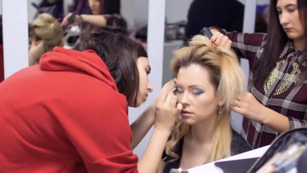 Artista de maquillaje profesional y peluquero prepara a la actriz al escenario — Vídeos de Stock