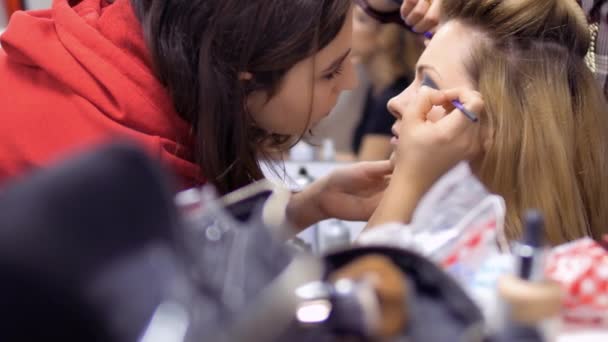 Maquillaje profesional artista y peluquero prepara a la mujer para la actuación — Vídeo de stock